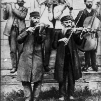 Musiciens klezmer à un mariage en Ukraine vers 1925.