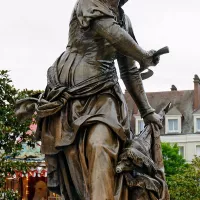 Statue en bronze de Jeanne Hachette par Gabriel-Vital Dubray (1813-1898) à Beauvais © Wikipedia