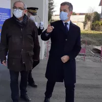 Le ministre de l'Intérieur a découvert les nouveaux locaux de la gendarmerie de Domblans, avec l'architecte (à g.) ©RCF Jura - Jan. 2022