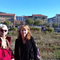 Chantal Galmich (à gauche) bénévole de l'association Lire pour en sortir, et l'écrivaine Paola Pigani, dans le quartier de la prison de Nice ©Véronique Macary 