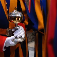Garde suisse portant un ciboire lors de la cérémonie célébrée au Vatican le jour de la prestation de serment des 38 nouveaux gardes, Rome, Vatican ©CIRIC International