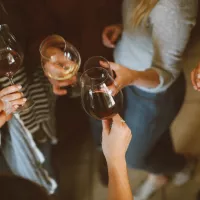 8% de la population adulte serait dépendante de l'alcool, soit près de 4 à 5 millions de personnes - Photo ©Unsplash