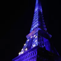 La Tour Eiffel, parée des couleurs européennes au soir du 31 décembre 2021 © Twitter officiel Emmanuel Macron