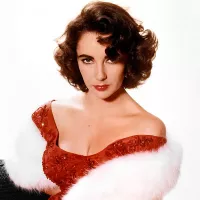 ©  Wiki Commons. Elizabeth Taylor en 1955. Le mythe hollywoodien incarné.