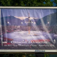 Panneau publicitaire avec une photographie de la cérémonie d'ouverture des Jeux olympiques d'hiver de 1992, Albertville, Savoie, France