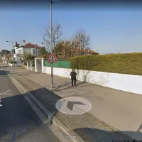 Poteau devant accueillir le radar sonore, avenue Camille Rousset à Bron - © capture d'écran Google Maps