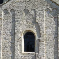 Saint-Hymetière. Vue des décors en lésènes du transept sud © Serge David.