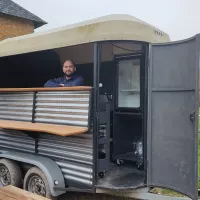 La Guinguette anjouée, le bistrot ambulant de Julien Ablin, sillonnera les villages du Segréen à partir de début mars 2022. ©RCF Anjou