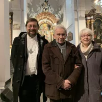 Lambert Demez entre Mgr Delville et son épouse, photo prise par Louis Maraite le 23 janvier 2022 à Saint-Barthélemy