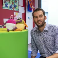 Professeur au CHU d'Angers, Mickaël Dinomais vient de faire breveter son prototype de doudou connecté pour stimuler les enfants atteints de paralysie cérébrale. ©Université d'Angers