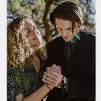 Jeune couple en prière