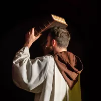 Swann Cimbé-Brianceau joue François d'Assise ©Troupe Laudato Sii