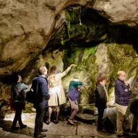 Toucher la roche et s'approcher de la source miraculeuse, des gestes de piété populaire propres au sanctuaire de Lourdes ©Guillaume POLI/CIRIC