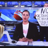 Une journaliste russe fait irruption lors du journal télévisé le plus regardé de Russie, avec ces mots écrits sur une pancarte : "Non à la guerre. Ne croyez pas à la propagande. On vous ment, ici", Moscou, le 14/03/2022 ©AFP