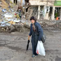 Une femme parmi les décombres à Kharkiv, en Ukraine, le 16/03/2022 ©Sergey BOBOK / AFP