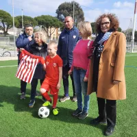 Makar, 9 ans, reçoit son maillot de l'AS Cannes des mains d'Anny Courtade - RCF 