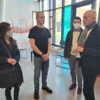 Lucie, Joshua et Baptiste, récemment rentrés, en compagnie de Michel Deneken © Géraud Bouvrot 