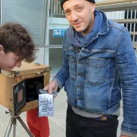 Les boîtes afghanes du photographe brestois Nicolas Hergoualc'h @ Christophe Pluchon, RCF