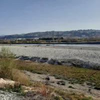 Le Var sur la rive de Saint-Laurent-du-Var, à un bas niveau - Photo RCF 