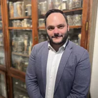 Julien Vick dans les locaux de la SFE au Cloitre des Récolets 