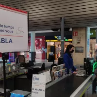 A Angers, l'hypermarché Carrefour Grand-Maine a ouvert une "blablablacaisse", où on peut prendre le temps de discuter avec la caissière. ©RCF Anjou