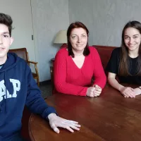 Arrivés en France le 11 mars 2022, Irina et ses enfants Sacha et Tatiana sont hébergés dans un appartement de la paroisse Saint-Bernadette à Angers. ©RCF Anjou