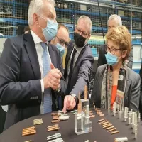 Lionel Baud présente son entreprise Baud Dimep à la présidente de Région Marie-Guite Dufay ©Xavier Ducordeaux - Mars 2022