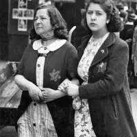 Femmes juives devant porter l'étoile jaune, Paris, juin 1942 ©Wikimédia commons