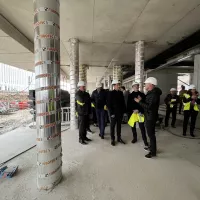 Le maire de Cannes, David Lisnard, en visite sur le chantier de la nouvelle résidence universitaire (©Charlotte Schuhmacher)