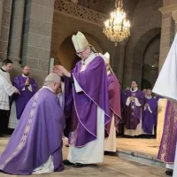 Mgr François Kalist, impose ses mains sur la tête de Mgr Yves Baumgarten, rite essentiel de l'ordination © Cédric Bonnefoy