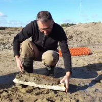 En 2019, les archéologues de l'Inrap (ici Elven Le Goff) ont trouvé les vestiges d'une ancienne cité gauloise à Allonnes, dans le Saumurois. ©RCF Anjou