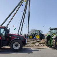 Lundi matin, les entreprises de travaux agricoles ont garé leurs engins autour du rond-point de l'Espace Anjou, avant de se diriger vers le centre-ville l'après-midi. ©RCF Anjou