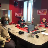 Liliane, Anne et Loïs dans les studios de RCF / Violaine Attimont