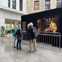 L'exposition dans le hall du campus Saint-Paul - © RCF Lyon (Marie Leynaud)