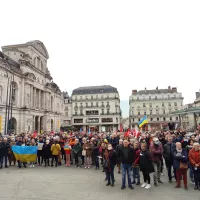 Près de 400 personnes ont manifesté leur soutien à l'Ukraine mercredi 2 mars 2022 à Angers. ©RCF Anjou