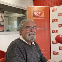 Pierre Vieuguet dans les studios de RCF Isère