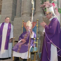 Mgr Yves Baumgarten (au centre) entouré du père Jean-Loïc Ollu (à gauche) recteur de la cathédrale et de Mgr Olivier de Germay (à droite) archevêque de Lyon. ©Cédric Bonnefoy