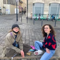 Madelaine et Juliette, étudiantes en terminale, souhaitent réformer le système scolaire.