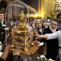 Les reliques de sainte Thérèse de Lisieux ont souvent été envoyées dans des pays en guerre (Elles sont ici exposées à la basilique Notre-Dame-des-Victoires, à Paris, le 01/05/2011 ©P.RAZZO/CIRIC)