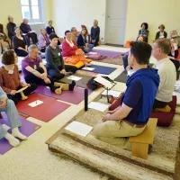 Méditation de pleine conscience initiée par le Père Patrice Gourrier au Centre de méditation de la Cossonnière, à l'abbaye de Sainte-Croix (Vienne), le 30/05/2015 ©Corinne SIMON/CIRIC