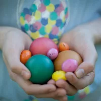 Enfant tenant des oeufs de Pâques dans ses mains / Julie SUBIRY/CIRIC