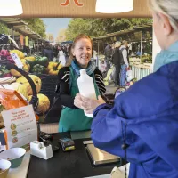 Acheter des produits en vrac dans une épicerie, cela fait partie des petits gestes éco-responsables ©Corinne SIMON/CIRIC