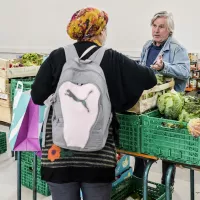 Dans une campagne présidentielle jugée atone, la fraternité semble être la grande absente (Photo : Une épicerie solidaire à la paroisse Saint-Ambroise, Paris, le 15/05/2020 ©Corinne SIMON/CIRIC)