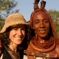 Solenn Bardet entourée d'une femme de l'ethnie Himba / DR