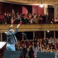 Brigitte Rose dirige les enfants de Finoreille à l'opéra de Lille