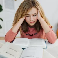 L'aide aux devoirs ©Karolina Grabowska - Pexels