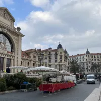 Le marché de Libération au pied de la gare du sud à Nice (©Charlotte Schuhmacher)