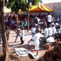 Cour d'une école qu'Asomocam a construite © Asomocam