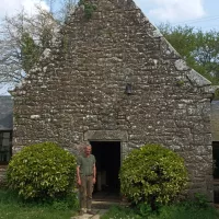 Henri Marès, à l'entrée de sa maison au Moulin de Pinieux à Limerzel ©RCF Sud Bretagne