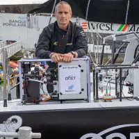 Le skipper Fabrice Amédéo qui a prélevé de nombreux échantillons en Atlantique. © Jean-Marie LIOT 